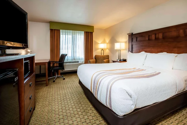 غرفة ديلوكس بسرير كينج، La Quinta Inn & Suites by Wyndham Grants Pass 2/3