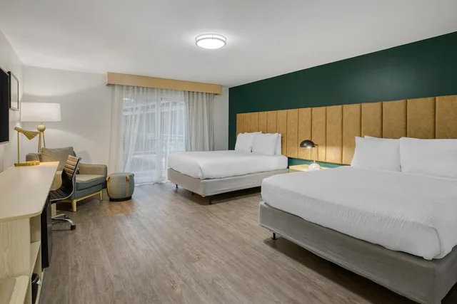 غرفة قياسية بسريرين كوين بشرفة لذوي الإعاقة، Best Western Portland West Beaverton 2/5