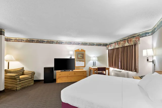 غرفة بسرير كينج، Quality Inn Ladysmith, WI 2/4