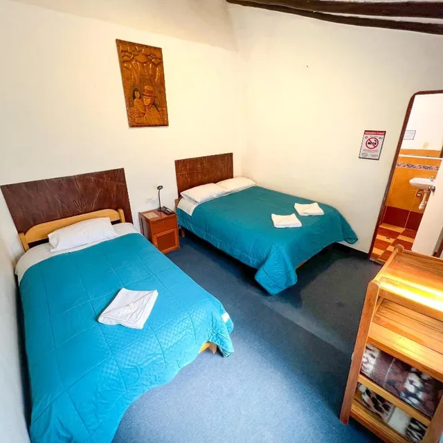 غرفة بسريرين منفصلين بحمام خاص، Hostal Teatro Inka 1/4
