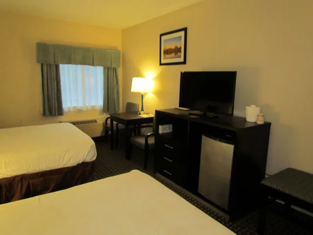 Room, 2 Queen Beds, Ramada by Wyndham Glendale Heights/Lombard 3/6