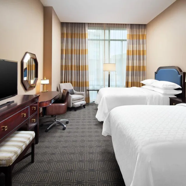 غرفة تقليدية بسريرين مزدوجين بحوض استحمام لذوي الإعاقة، SHERATON MCKINNEY HOTEL 3/7