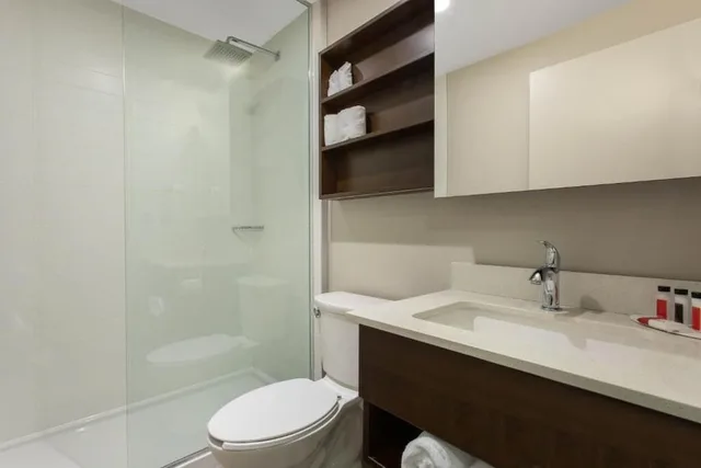 غرفة بزنس بسرير كوين، Microtel Inn And Suites By Wyndham Portage La Prairie 4/4