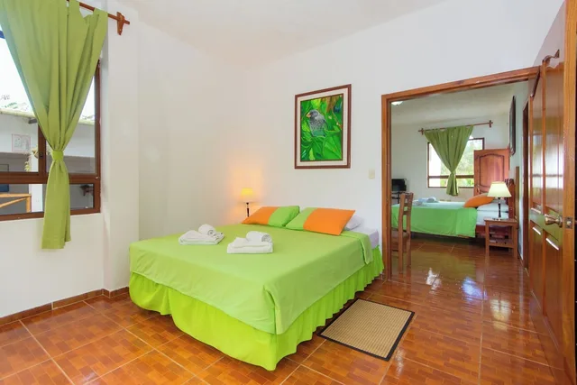 جناح عائلي بسريرين منفصلين وسرير كينج بإطلالة على الحديقة بشرفة بغرفتي نوم، Twin Lodge Galapagos Hotel 3/9