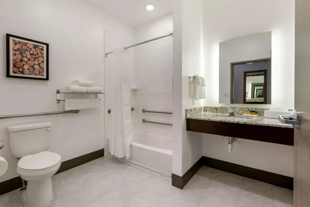 غرفة بسرير كينج بحوض استحمام لذوي الإعاقة، Best Western Plus Isanti 5/8