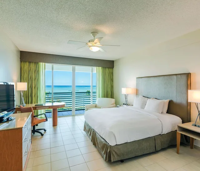 غرفة بسرير كينج بإطلالة على البحر لذوي الإعاقة، Hilton Ponce Golf & Casino Resort 2/6