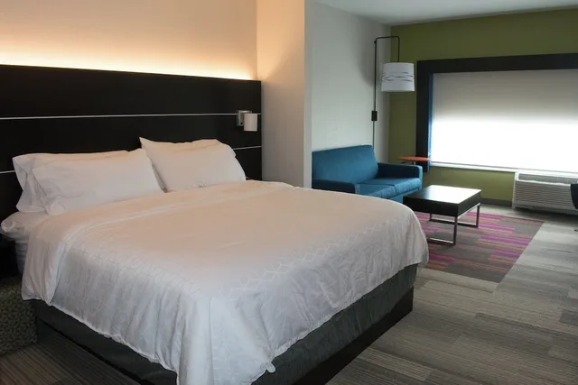 غرفة قياسية بسرير كينج لذوي الإعاقة، Holiday Inn Express & Suites West Memphis 1/7