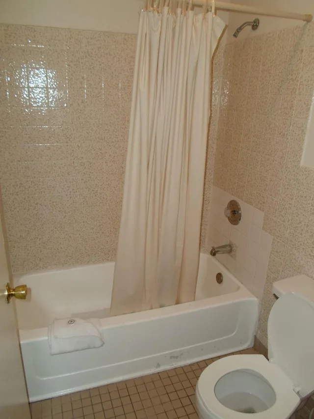 Room, Queen Bed, EZ 8 Motel Newark 2/2