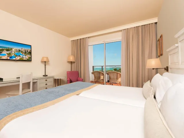 غرفة بسرير مزدوج أو سريرين منفصلين بإطلالة جزئية على البحر، Fuerte Conil Resort 1/5
