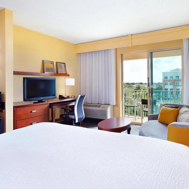 غرفة بسرير كينج بشرفة بحوض استحمام لذوي الإعاقة، Courtyard Fort Lauderdale SW Miramar 3/6