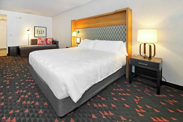 غرفة قياسية بسرير كينج مع أريكة، Holiday Inn & Suites Calgary Airport North 8/10