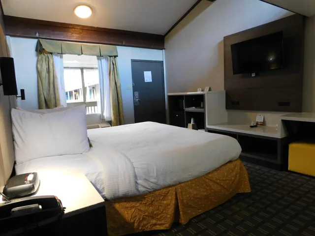 Loft, Suite, King and Queen Bed, Smoking، Days Inn & Suites By Wyndham Downtown Gatlinburg Parkway 5/9
