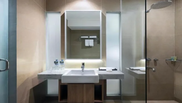 غرفة ديلوكس بسرير كوين، Hotel Santika Gunung Kidul 2/2