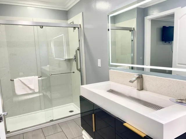 كوخ بسرير كوين، Lone Oak Lodge 5/10