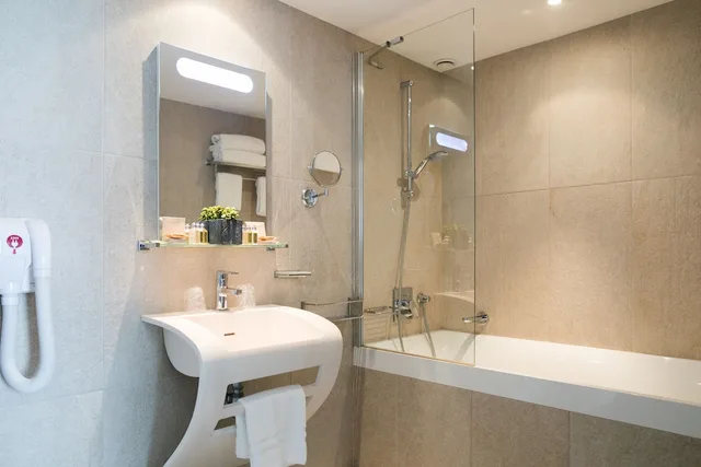 Superior, Double Bed, Street Side View، Villa Azur Hotel 3/3