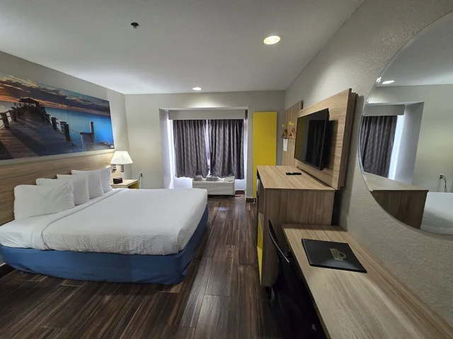 غرفة بسرير كينج، Days Inn And Suites By Wyndham Tampa Raymond James Stadium 5/10