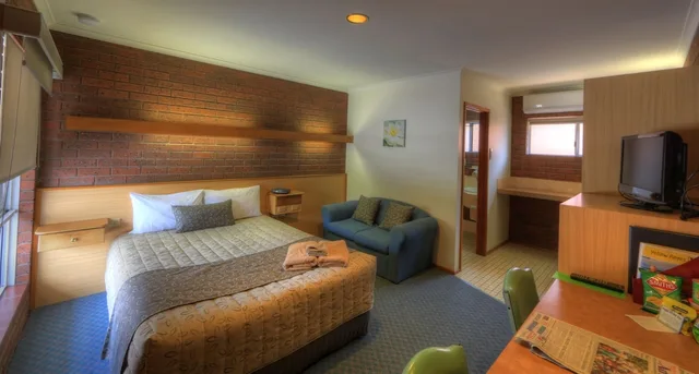 غرفة عائلية ثلاثية بسرير كوين وسريرين فرديين، Tanjil Motor Inn 2/3