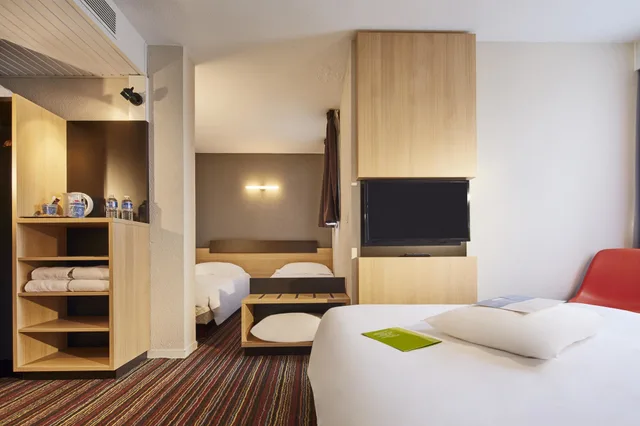 غرفة سوبيريور رباعية بسرير مزدوج وسريرين منفصلين، Hotel Kyriad Tours Sud - Chambray Les Tours 3/6