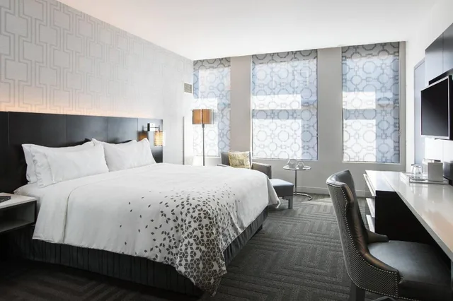 Guest Room, King Bed, Concierge Level، Renaissance Cincinnati Downtown Hotel 2/4