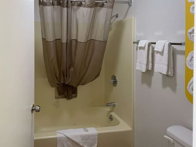 غرفة قياسية بسرير كوين للمدخنين، Motel6 Cameron, MO 4/4