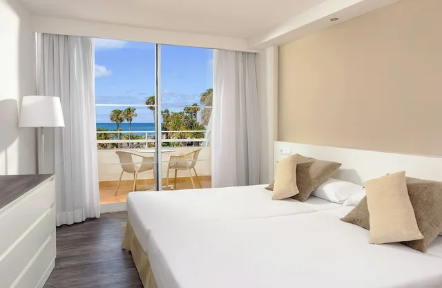 غرفة عائلية بسريرين منفصلين بإطلالة على البحر مع أريكة، Sol Lanzarote 1/10