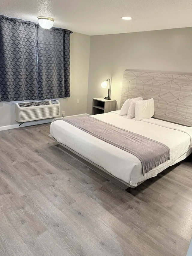 Basic, Single, King Bed, Accessible, Knights Inn Danvers 2/8