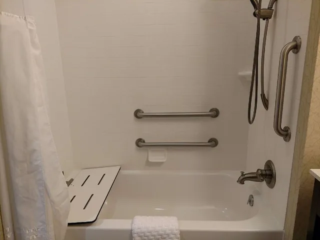 غرفة قياسية بسرير كينج لذوي الإعاقة، Best Western Plus Dayton Hotel & Suites 6/7