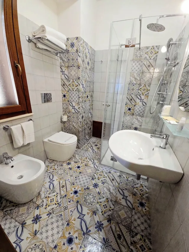 غرفة بسرير كوين بإطلالة على البحر بشرفة، HOTEL CALA MARINA 6/10
