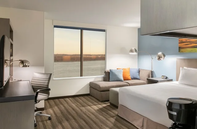 غرفة بسرير كينج بإطلالة على النهر، Hyatt House East Moline/Quad Cities 3/12