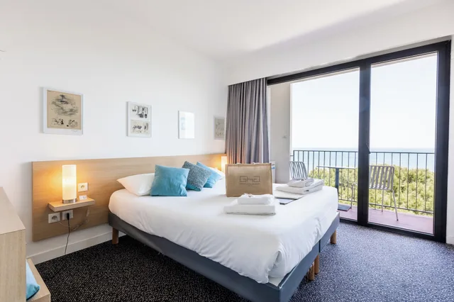 غرفة بسريرين منفصلين بإطلالة على البحر بشرفة، GRAND HOTEL DU GOLFE 1/5