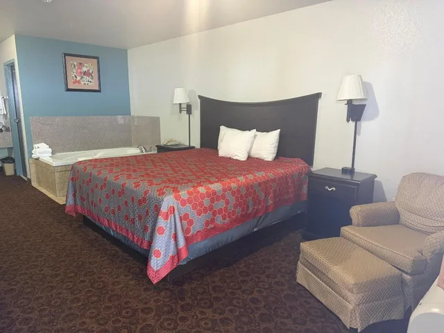جناح بسرير كينج بجاكوزي، The Magnolia Hotel Searcy 1/4