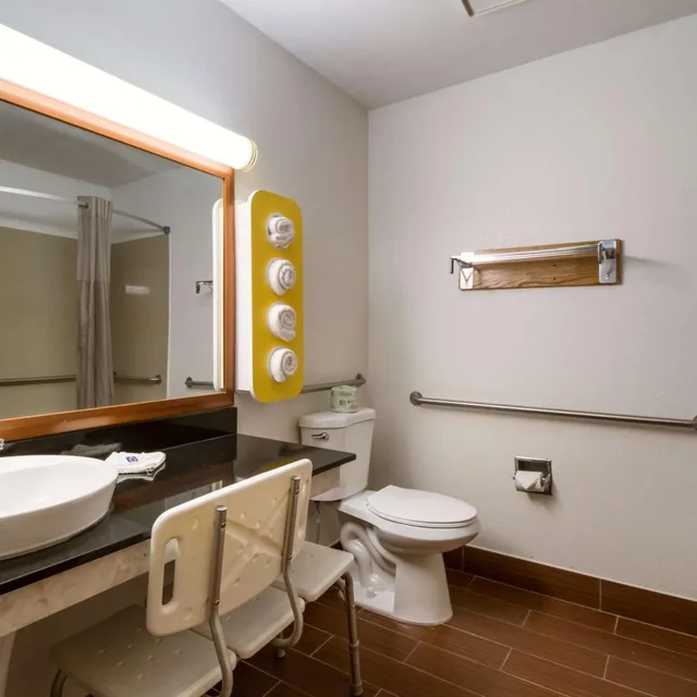 1 Full Bed - Accessible, Smoking، Motel6 Davenport, IA 10/10