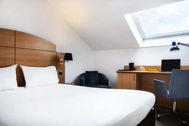 غرفة قياسية بسرير مزدوج في الطابق العلوي، Hotel Campanile Montesson Le Vesinet 1/10
