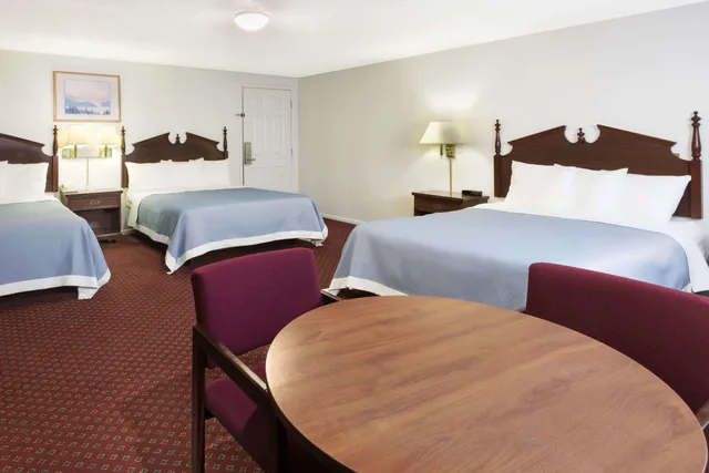 غرفة قياسية ثلاثية، Travelodge by Wyndham Las Vegas NM 1/1