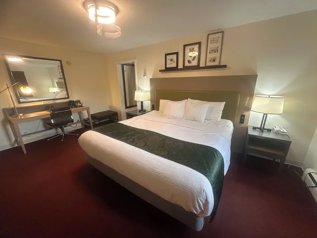 غرفة قياسية بسرير كينج، Pictured Rocks Inn & Suites 4/7