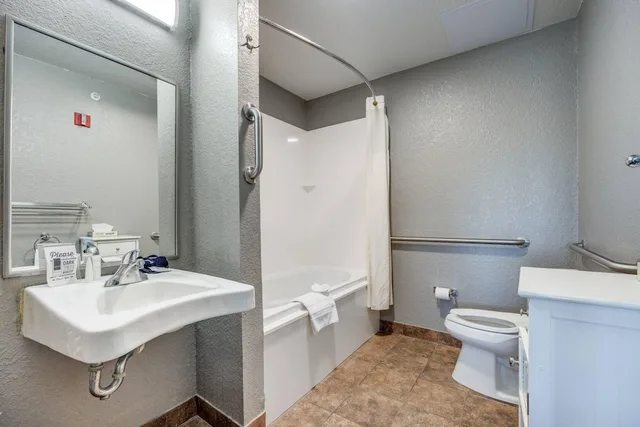 غرفة بسرير كينج لذوي الإعاقة، Tanglewood Resort on Lake Texoma, Ascend Hotel Collection 5/6