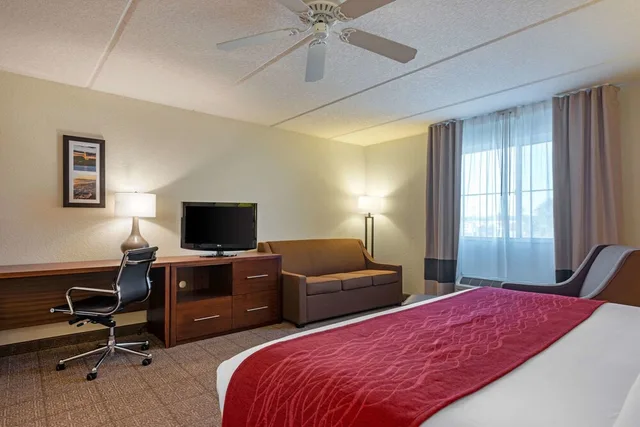 غرفة بسرير كينج مع أريكة بحوض جاكوزي، Comfort Inn Kissimmee Lake Buena Vista South 7/10
