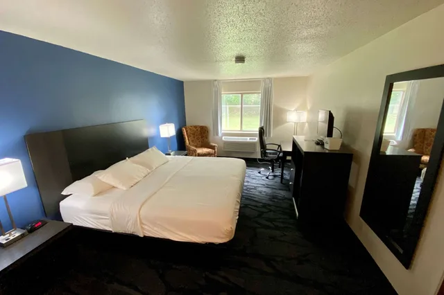 غرفة بسرير كوين، Baymont Inn and Suites by Wyndham Swanton/Toledo Airport 1/4