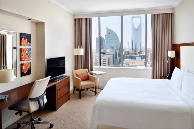 جناح بسرير كينج بغرفة نوم واحدة مع أريكة للمدخنين، كورتيارد ماريوت(Courtyard by Marriott Riyadh Olaya) 3/5