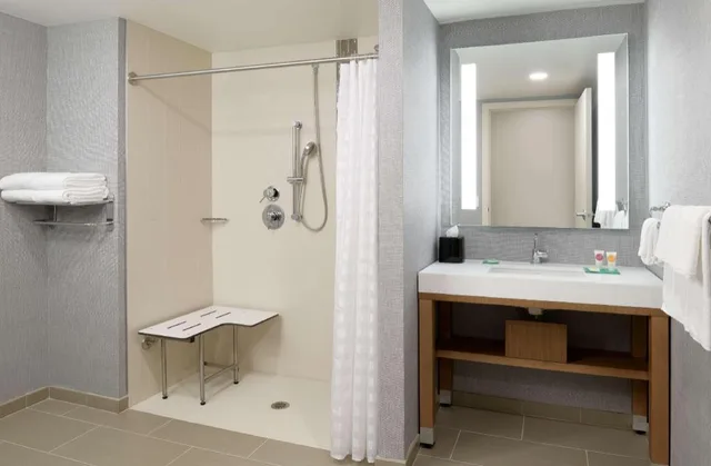 جناح بسرير كينج بغرفة نوم واحدة مع أريكة لذوي الإعاقة، Hyatt Place Pasadena 2/3