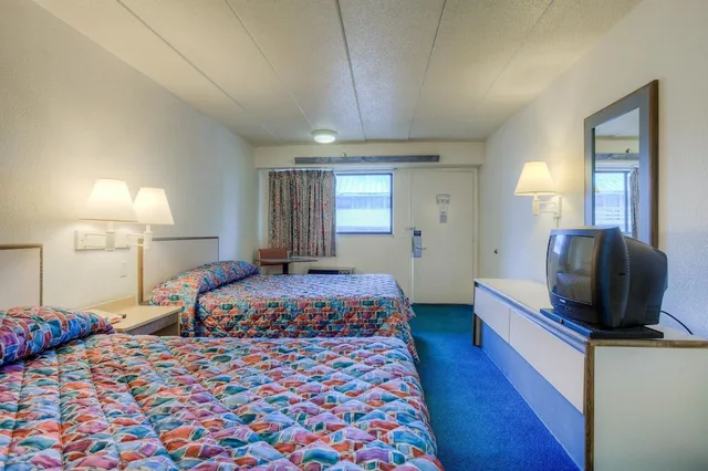 غرفة قياسية بسريرين مزدوجين لذوي الإعاقة، Motel6 Knoxville, TN - North 8/10