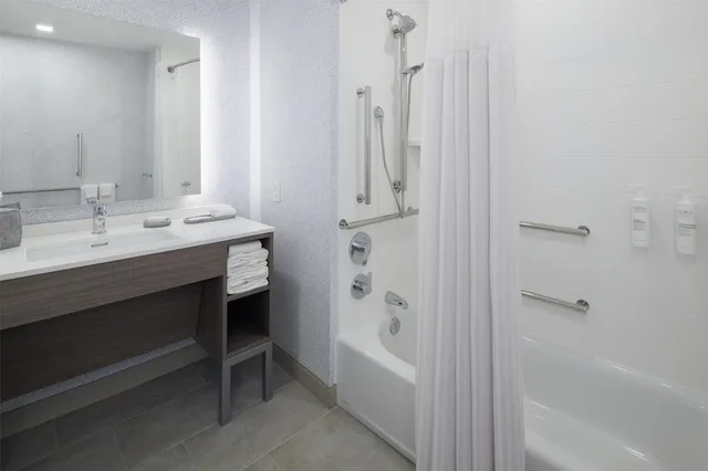 استوديو بسريرين كوين مع أريكة بحوض استحمام لذوي الإعاقة، Home2 Suites by Hilton Kittery 3/3