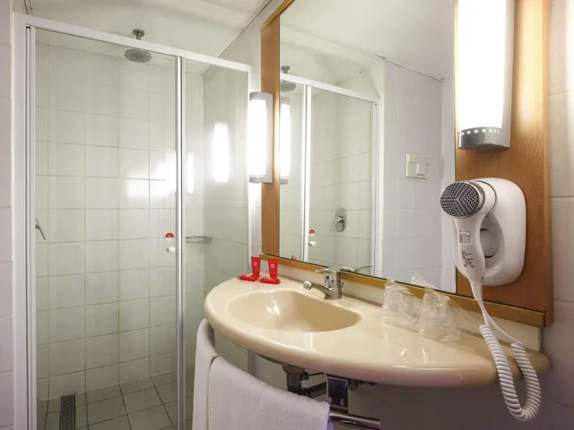 Standard, 1 Double and 1 Single Bed, with Child Extra Bed، Ibis Buenos Aires Congreso 8/8