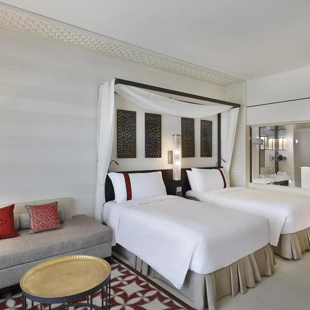غرفة بريميوم بسريرين منفصلين بإطلالة على البحر بشرفة، Al Manara A Luxury Collection Hotel Saraya Aqaba 2/5