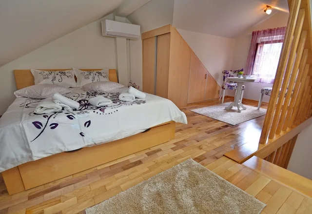 Duplex, Queen Bed, Sofa, Studios Belvi 2/5