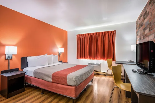 غرفة قياسية بسرير كينج، Motel6 Madison, WI - East 3/10