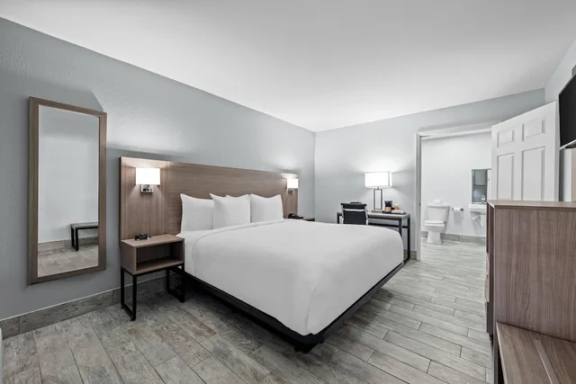 Room, King Bed, Accessible, Econo Lodge Daytona Beach - Speedway 3/4
