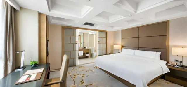 1 Bedroom, Deluxe, Suite, Living Area, Wellness Spring Bath، THE L.A.HOTEL 2/2