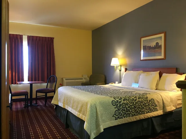 غرفة قياسية بسرير كينج للمدخنين، Days Inn & Suites By Wyndham Lordsburg 2/3