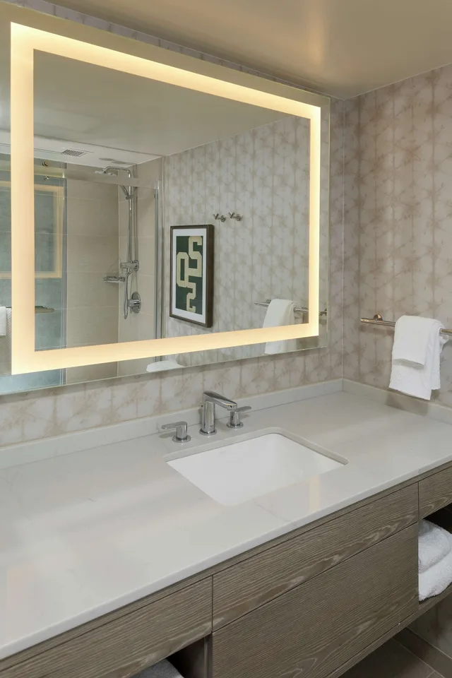 غرفة بسريرين كوين بإطلالة على المسبح بشرفة، Hilton Birmingham Downtown at UAB 10/10
